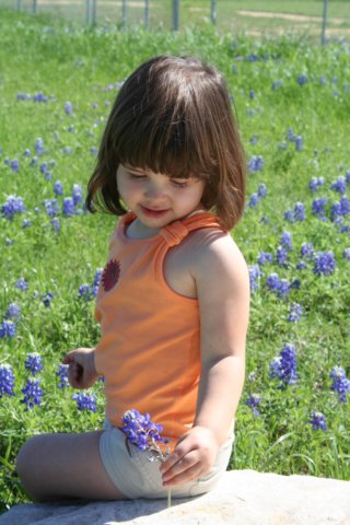 inafieldofbluebonnetsapril20072.jpg